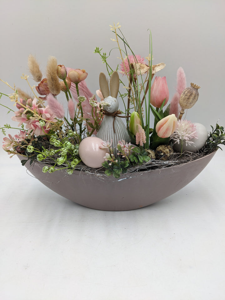 Ostergesteck Frühlingsgesteck Hase Tulpen Gräser rosa
