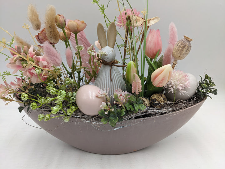 Ostergesteck Frühlingsgesteck Hase Tulpen Gräser rosa