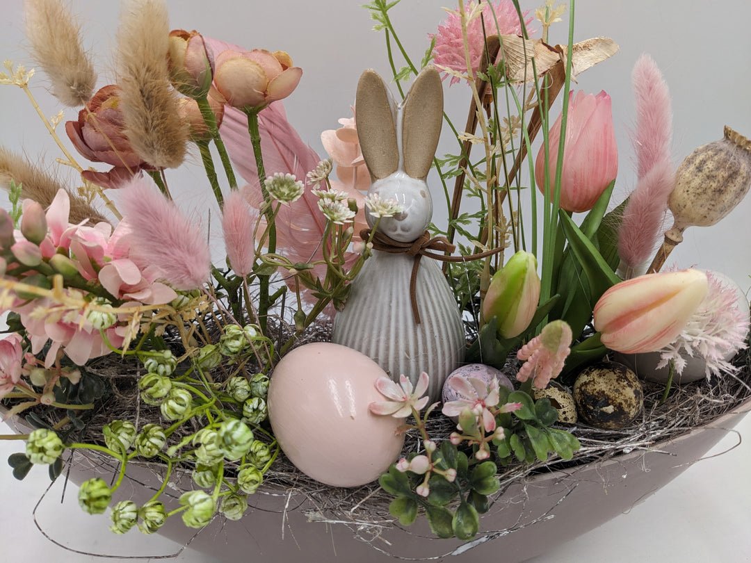 Ostergesteck Frühlingsgesteck Hase Tulpen Gräser rosa