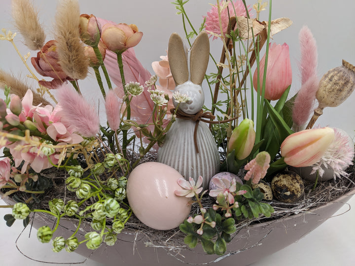 Ostergesteck Frühlingsgesteck Hase Tulpen Gräser rosa