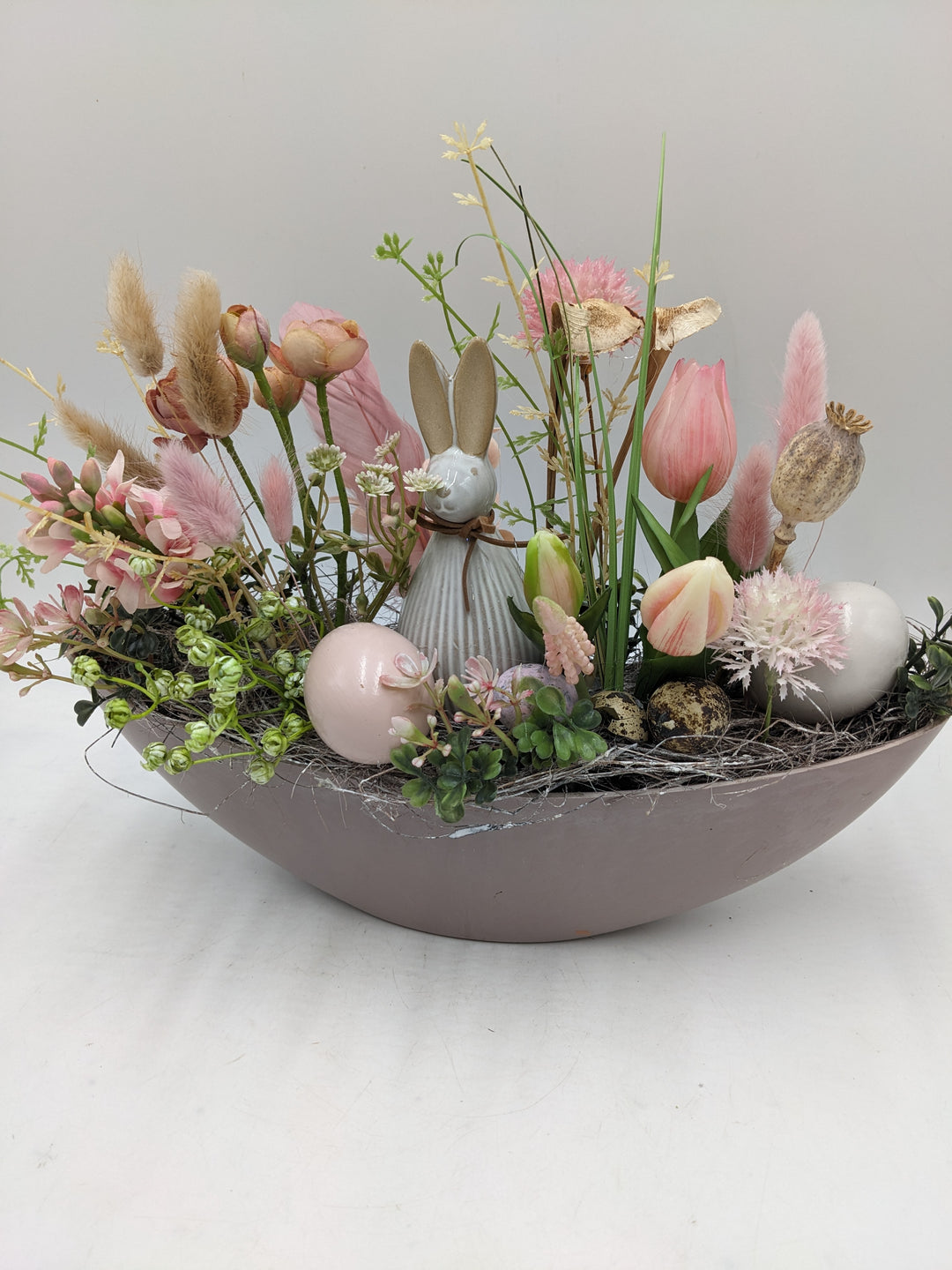 Ostergesteck Frühlingsgesteck Hase Tulpen Gräser rosa