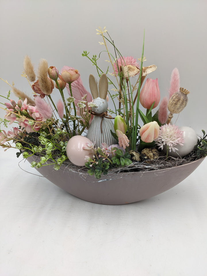 Ostergesteck Frühlingsgesteck Hase Tulpen Gräser rosa