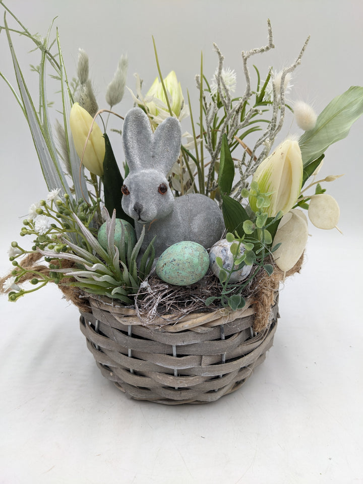 Ostergesteck Frühlingsgesteck Tulpen Hase Gräser weiss