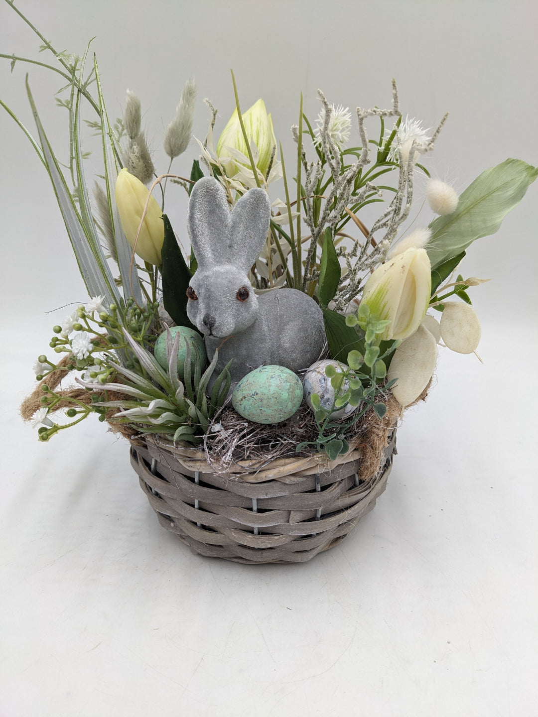 Ostergesteck Frühlingsgesteck Tulpen Hase Gräser weiss