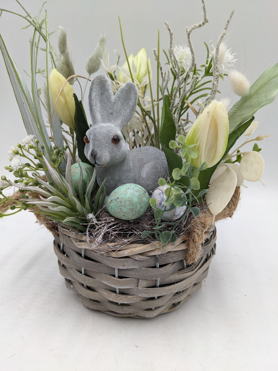 Ostergesteck Frühlingsgesteck Tulpen Hase Gräser weiss