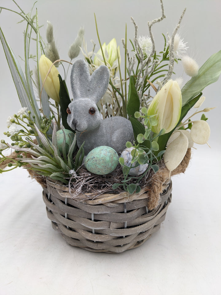 Ostergesteck Frühlingsgesteck Tulpen Hase Gräser weiss