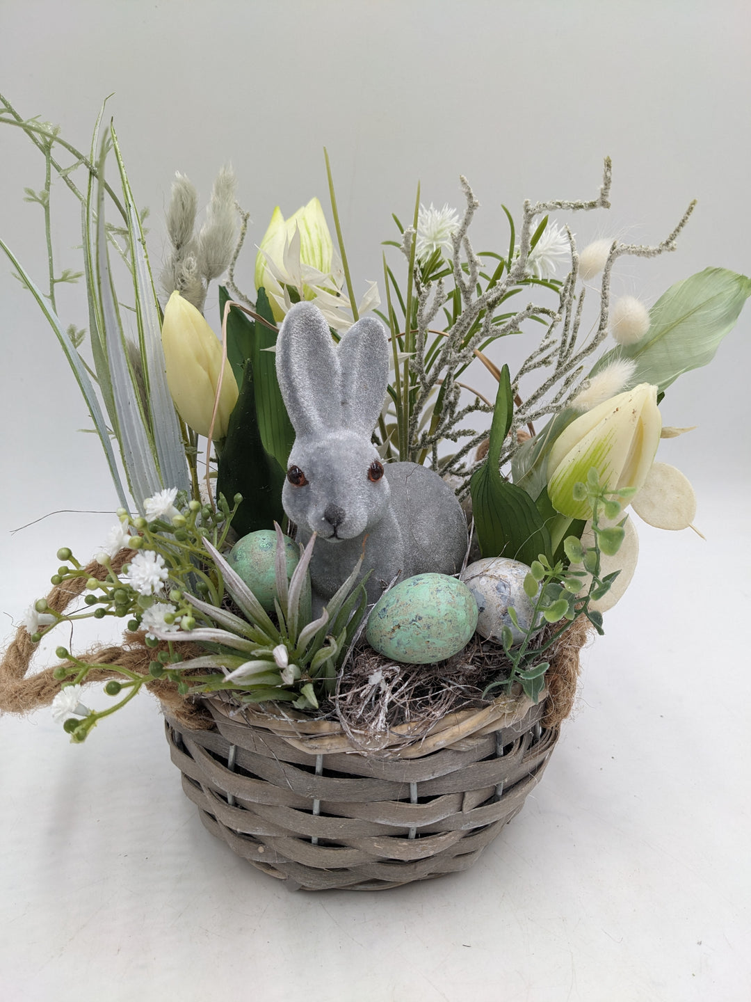 Ostergesteck Frühlingsgesteck Tulpen Hase Gräser weiss