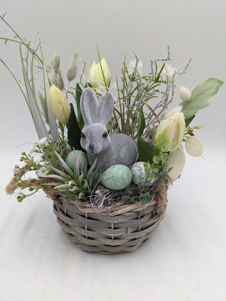 Ostergesteck Frühlingsgesteck Tulpen Hase Gräser weiss