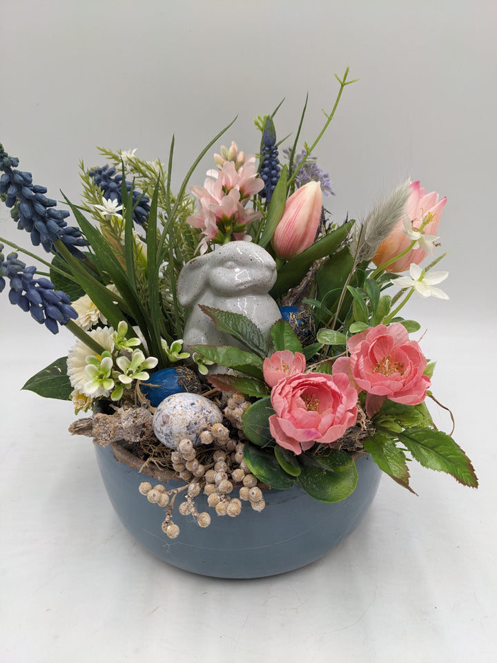 Ostergesteck Frühlingsgesteck Hyazinthen Tulpen rosa blau