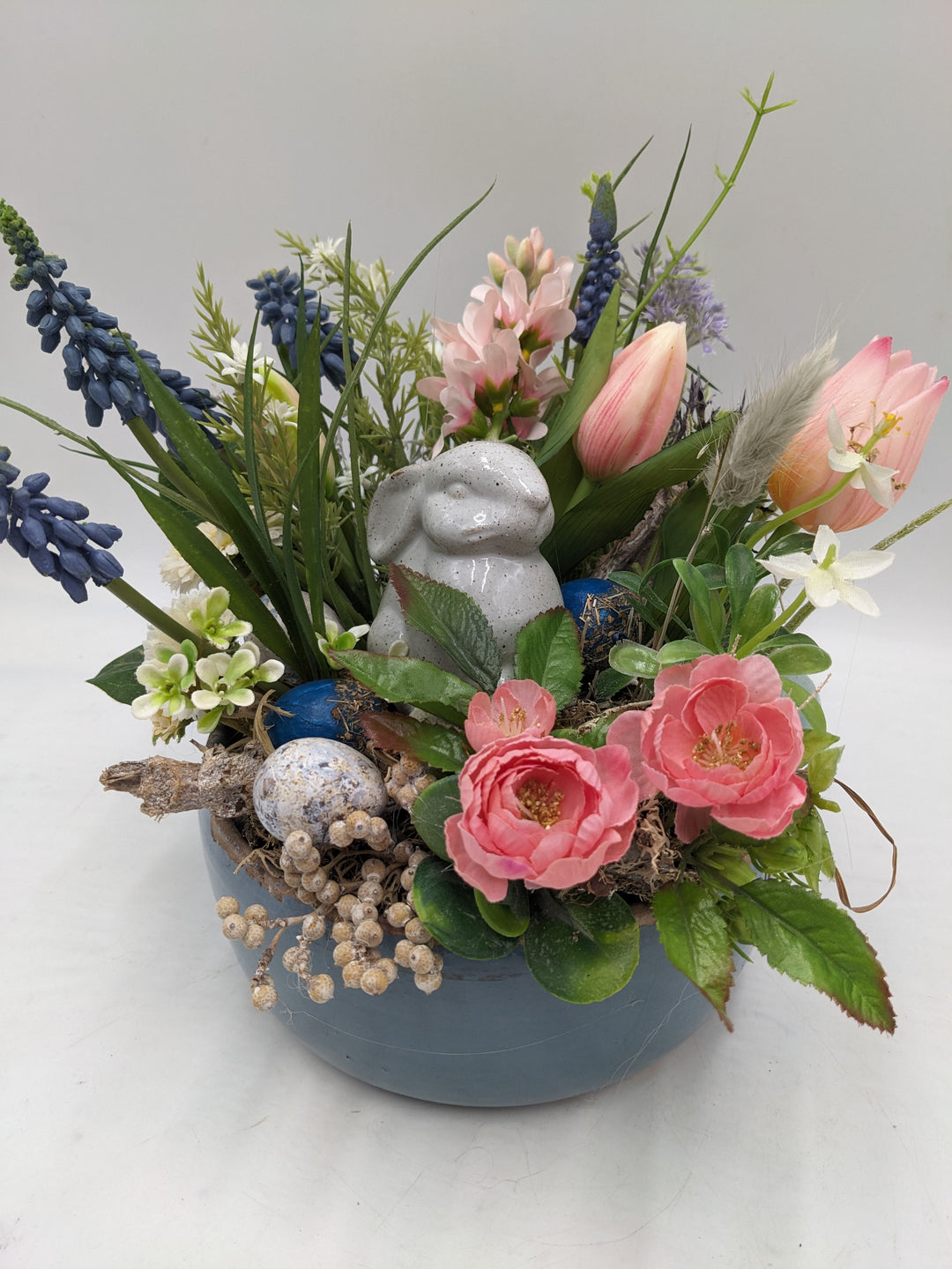 Ostergesteck Frühlingsgesteck Hyazinthen Tulpen rosa blau