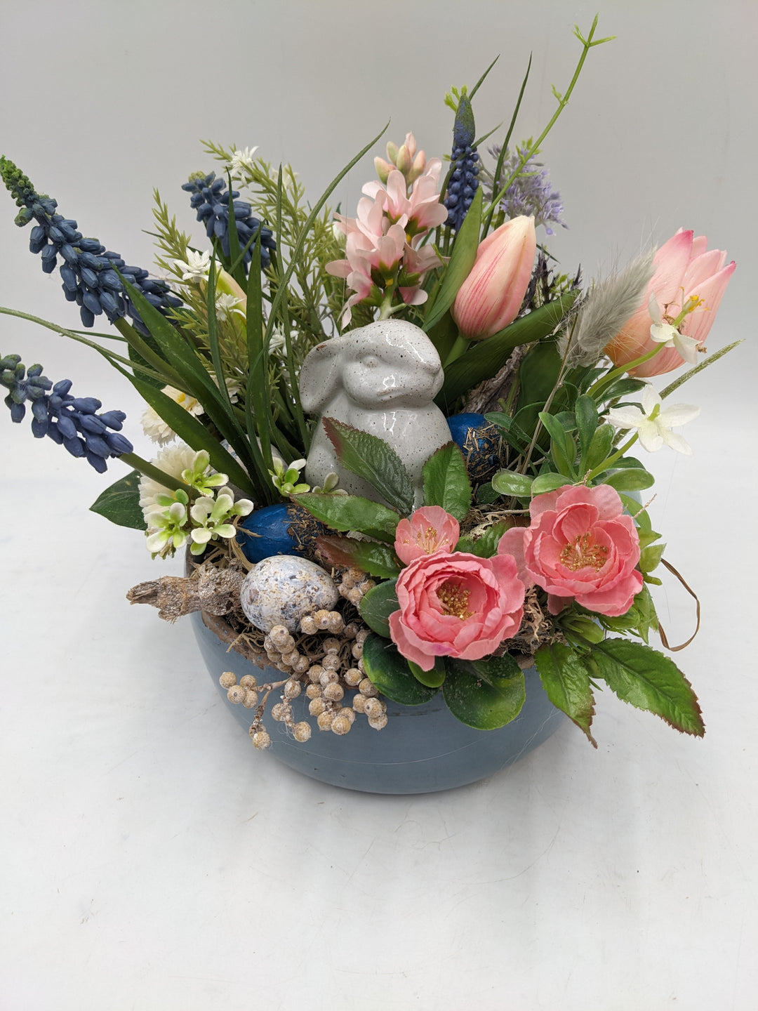 Ostergesteck Frühlingsgesteck Hyazinthen Tulpen rosa blau