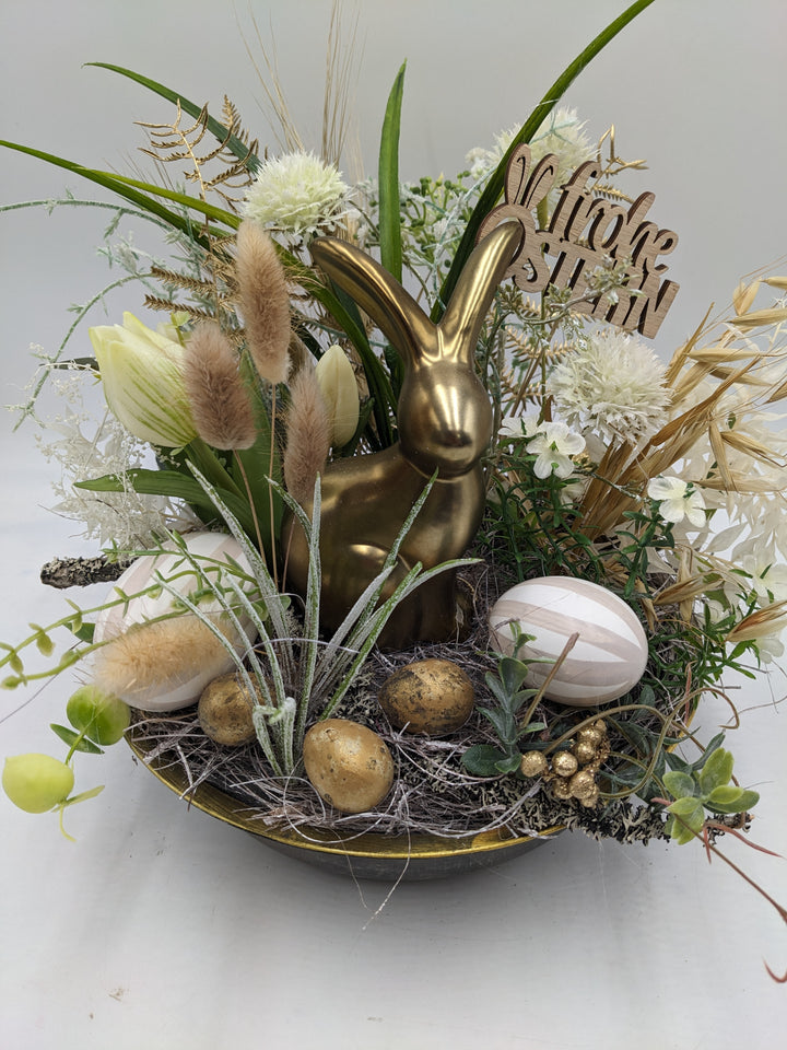 Ostergesteck Frühlingsgesteck Tulpen Gräser Eier gold weiss