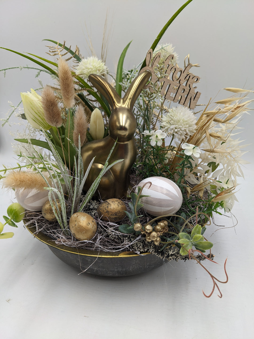 Ostergesteck Frühlingsgesteck Tulpen Gräser Eier gold weiss