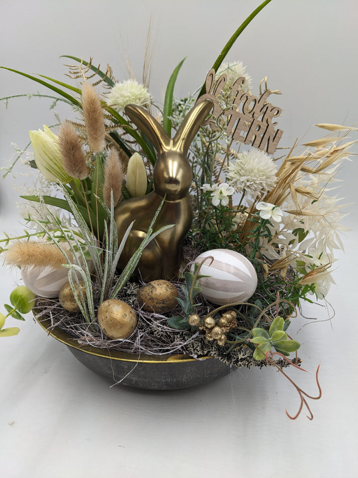 Ostergesteck Frühlingsgesteck Tulpen Gräser Eier gold weiss