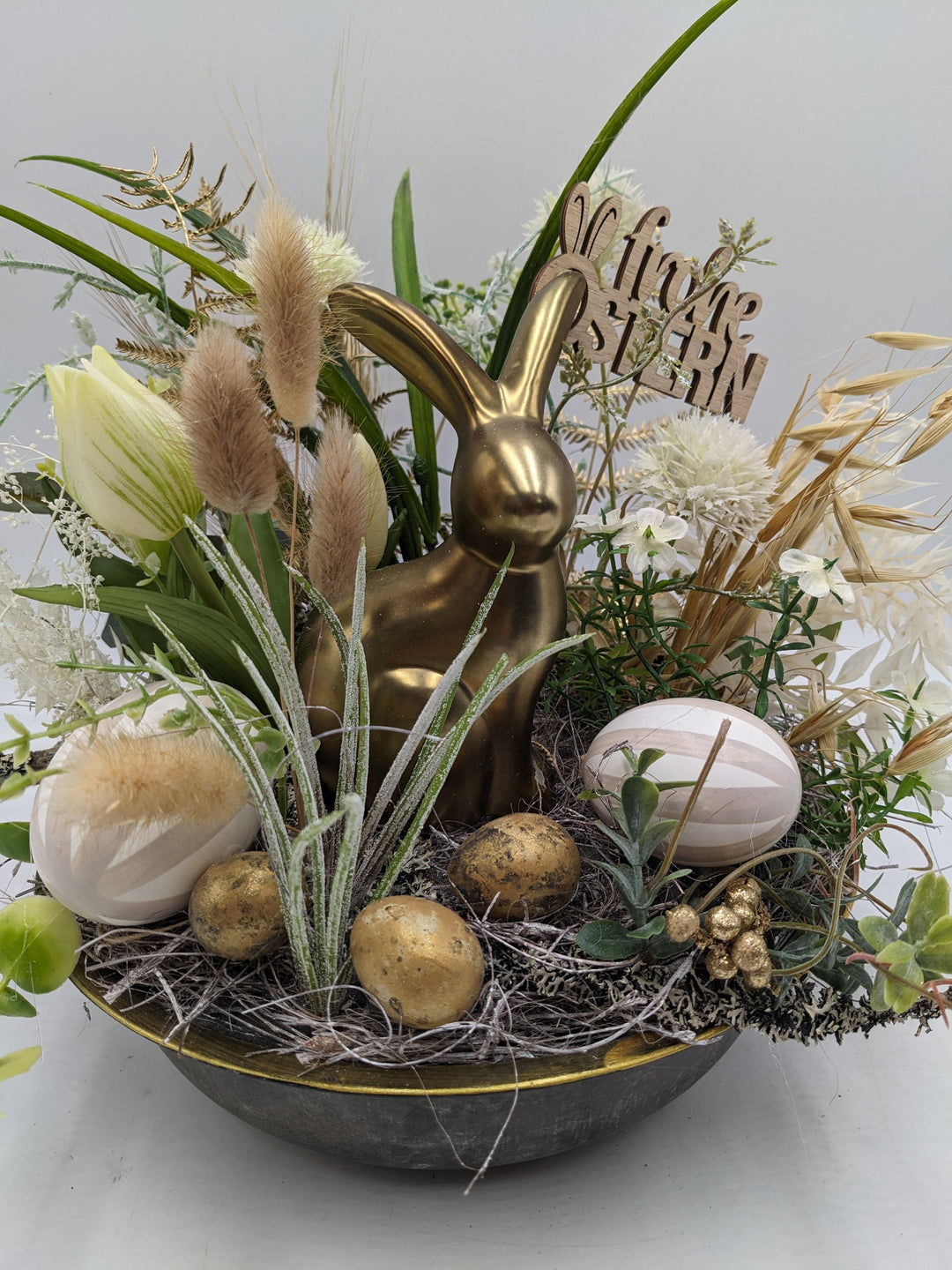 Ostergesteck Frühlingsgesteck Tulpen Gräser Eier gold weiss