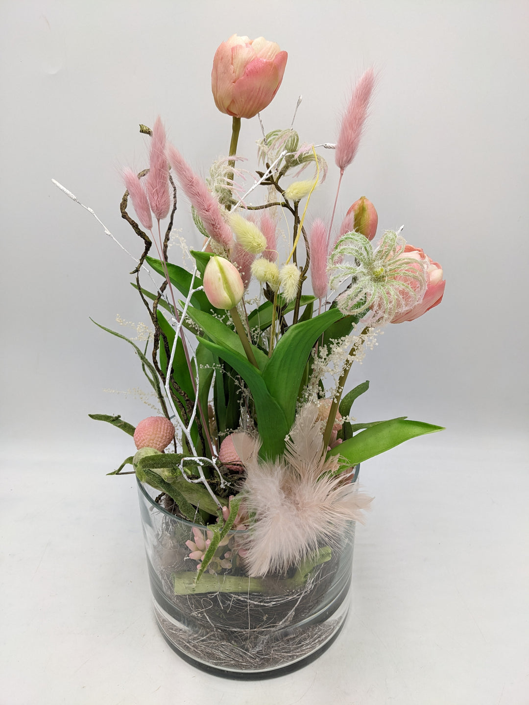 Frühlingsgesteck Tulpen Vase Federn Gräser rosa