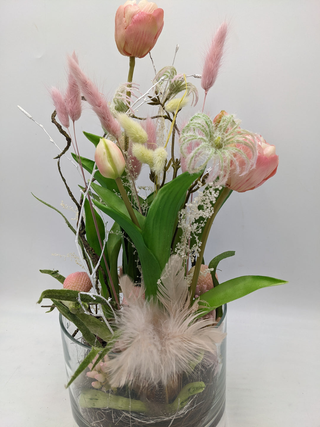 Frühlingsgesteck Tulpen Vase Federn Gräser rosa