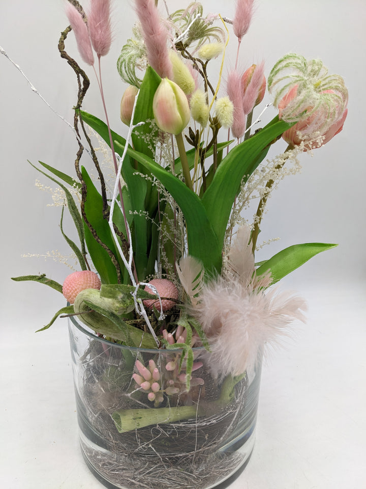 Frühlingsgesteck Tulpen Vase Federn Gräser rosa