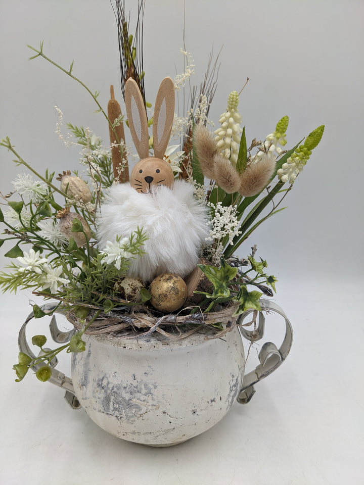 Ostergesteck Frühlingsgesteck Hase Hyazinthen Gräser creme