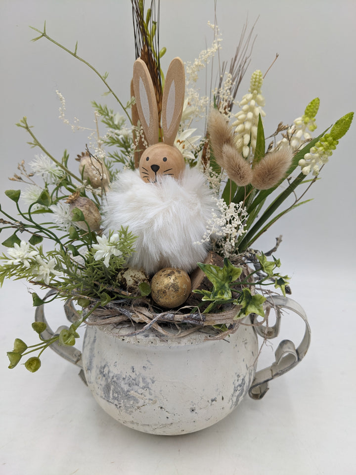 Ostergesteck Frühlingsgesteck Hase Hyazinthen Gräser creme