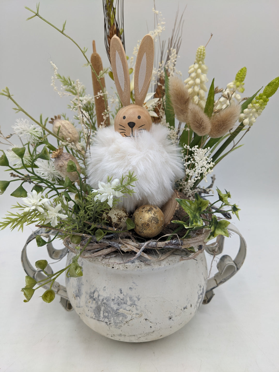 Ostergesteck Frühlingsgesteck Hase Hyazinthen Gräser creme