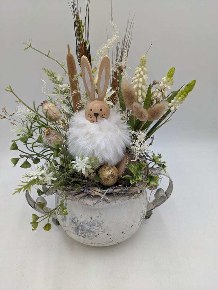 Ostergesteck Frühlingsgesteck Hase Hyazinthen Gräser creme