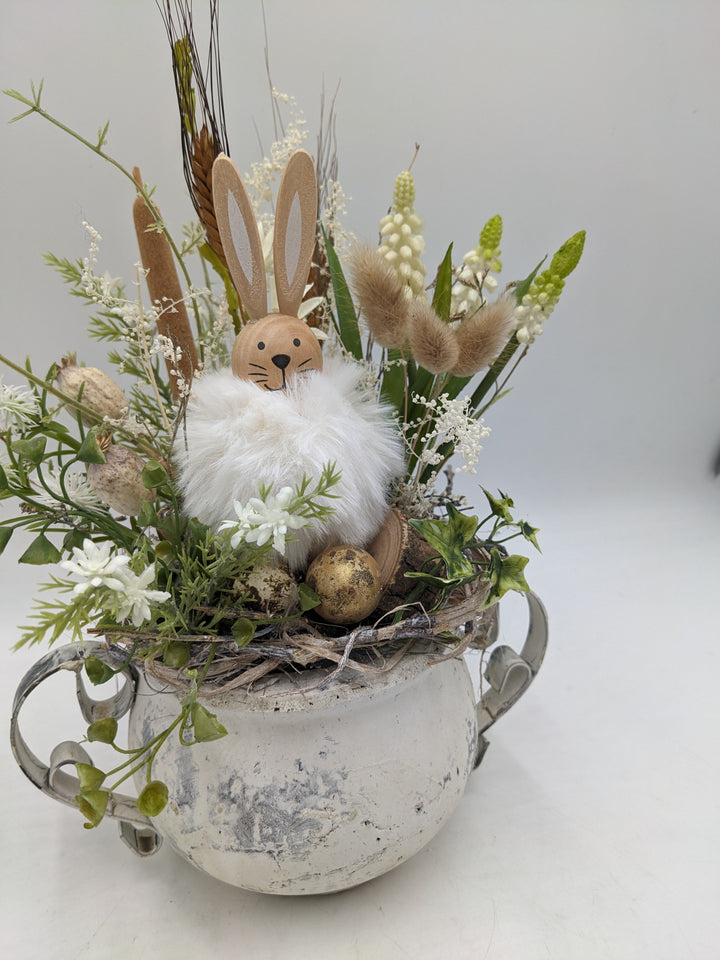 Ostergesteck Frühlingsgesteck Hase Hyazinthen Gräser creme