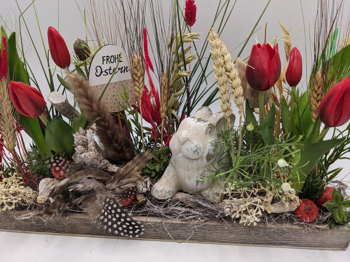 Ostergesteck Frühlingsgesteck Tulpen Gräser Hase rot