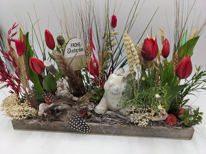 Ostergesteck Frühlingsgesteck Tulpen Gräser Hase rot