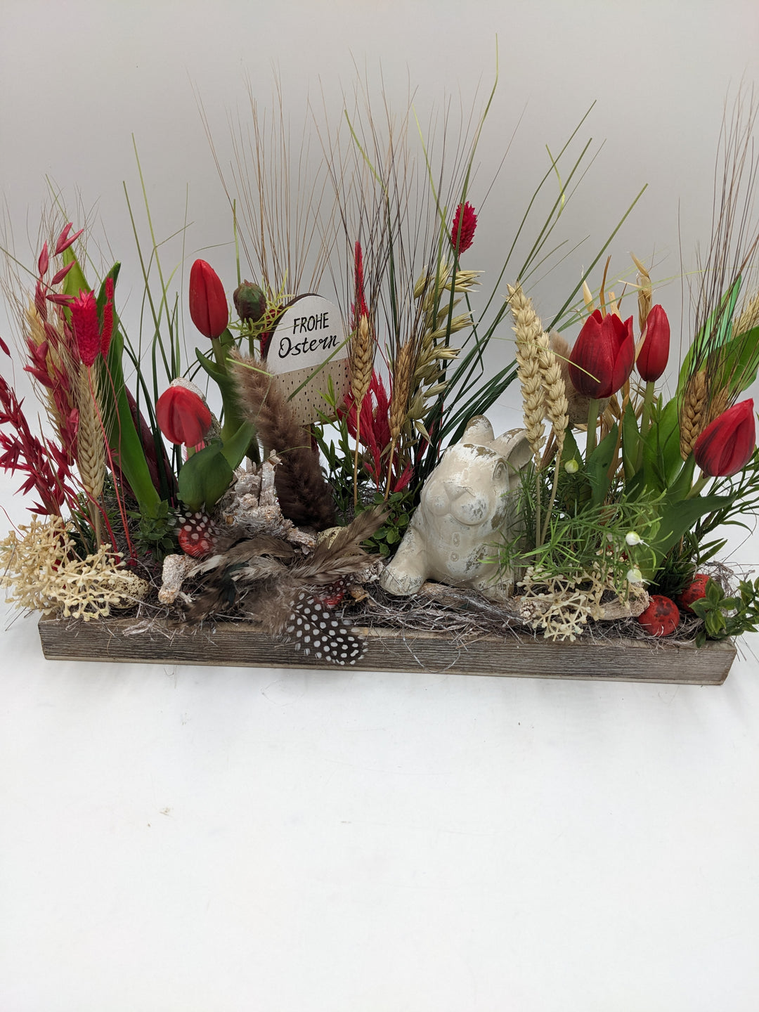 Ostergesteck Frühlingsgesteck Tulpen Gräser Hase rot