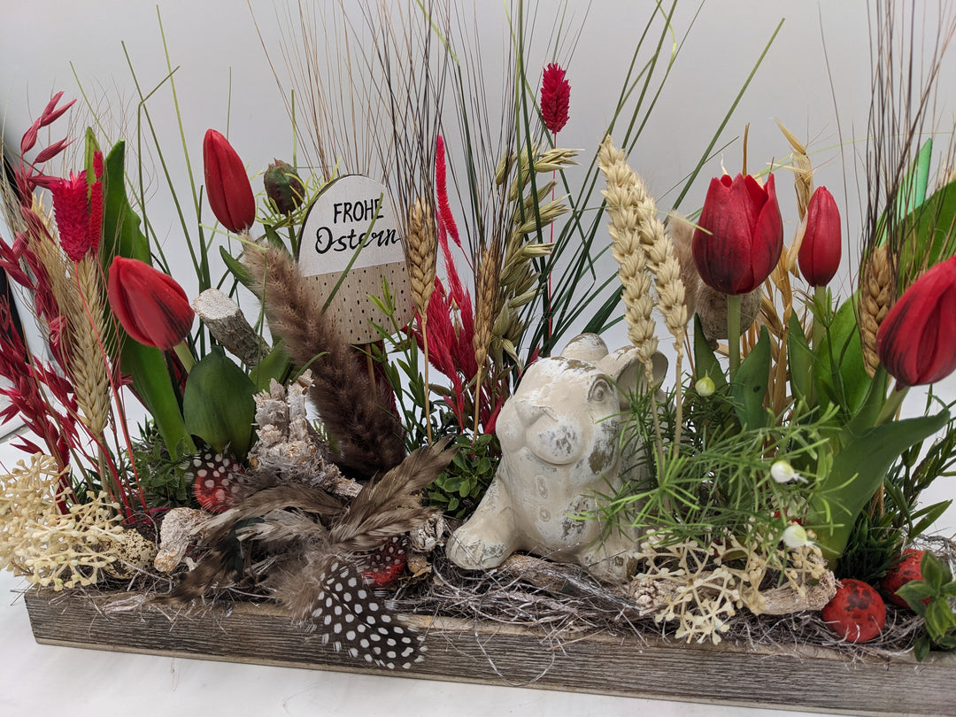 Ostergesteck Frühlingsgesteck Tulpen Gräser Hase rot
