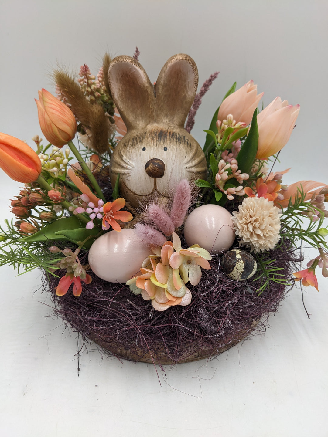 Ostergesteck Frühlingsgesteck Hase Gräser Tulpen apricote