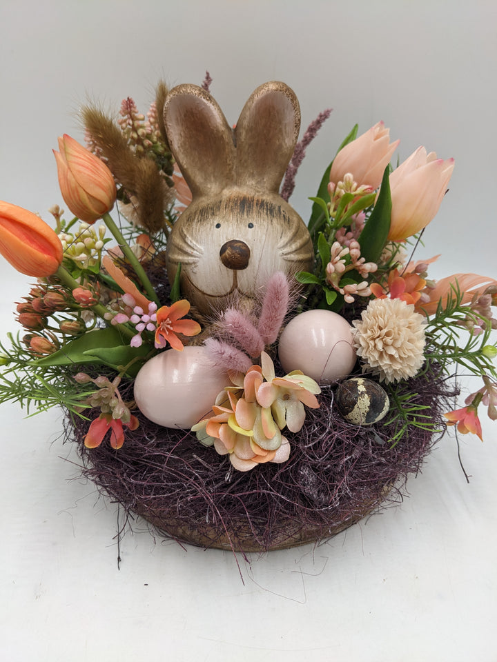Ostergesteck Frühlingsgesteck Hase Gräser Tulpen apricote
