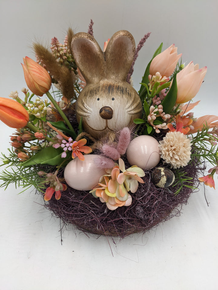 Ostergesteck Frühlingsgesteck Hase Gräser Tulpen apricote