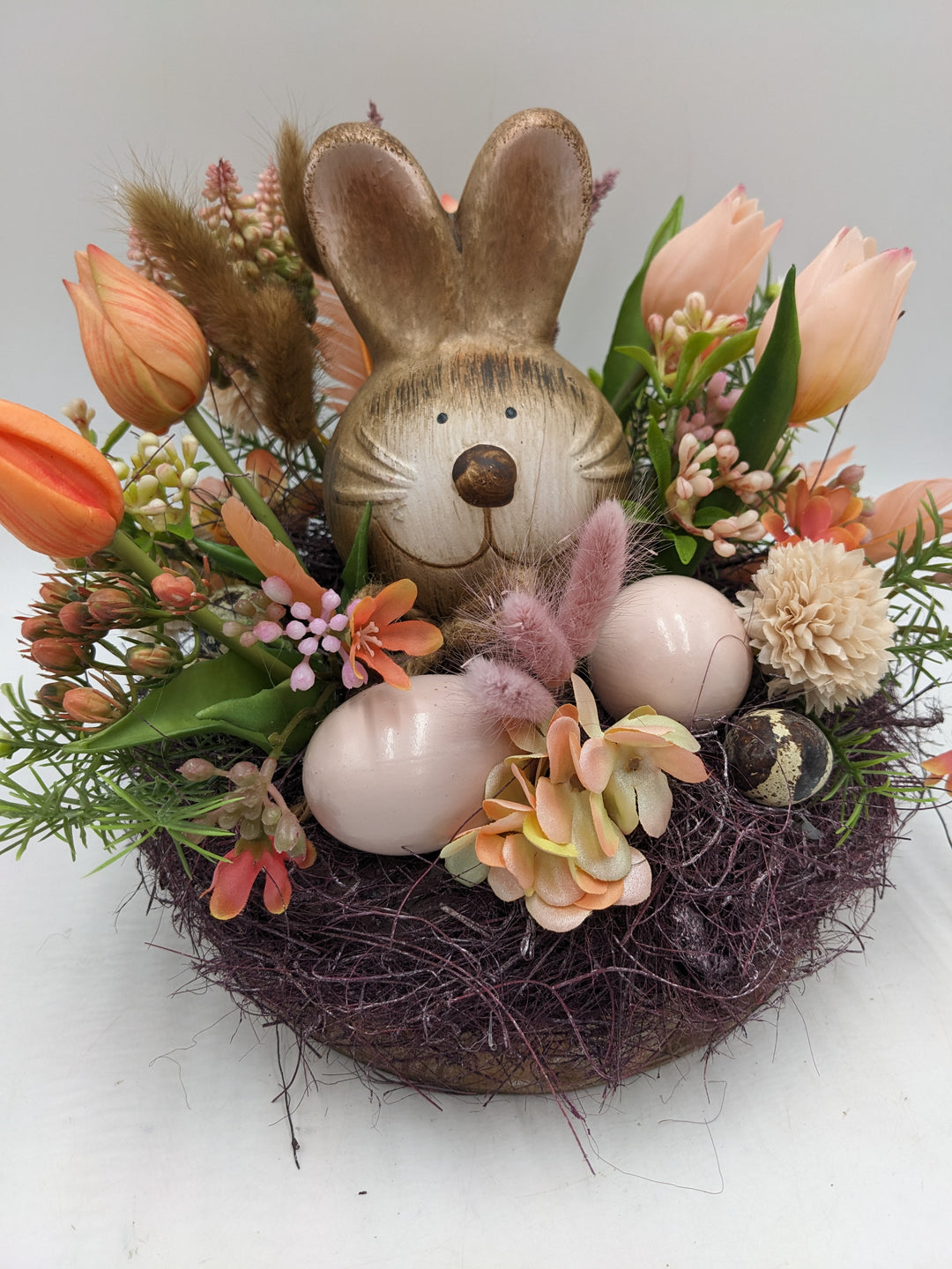 Ostergesteck Frühlingsgesteck Hase Gräser Tulpen apricote