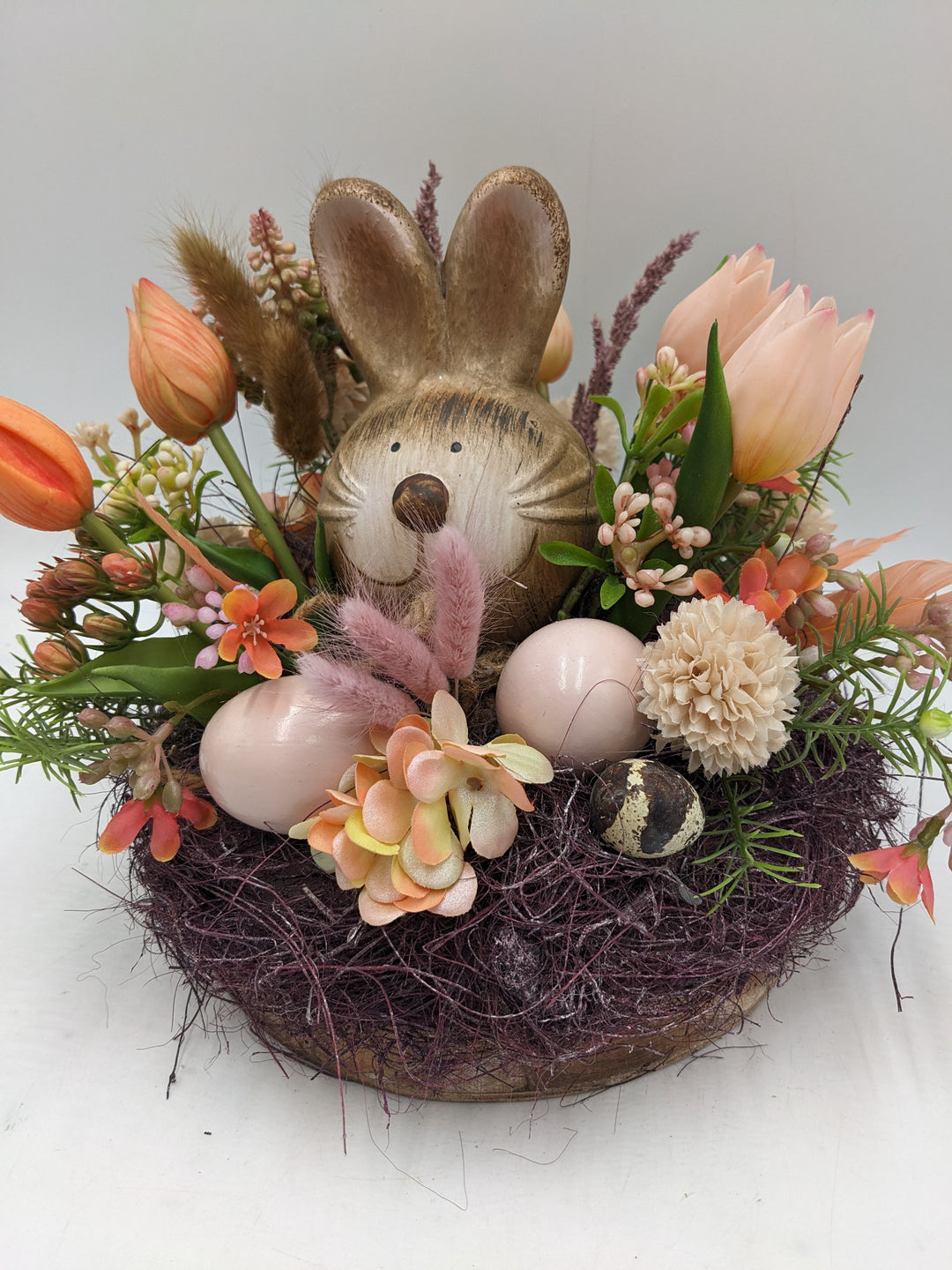 Ostergesteck Frühlingsgesteck Hase Gräser Tulpen apricote