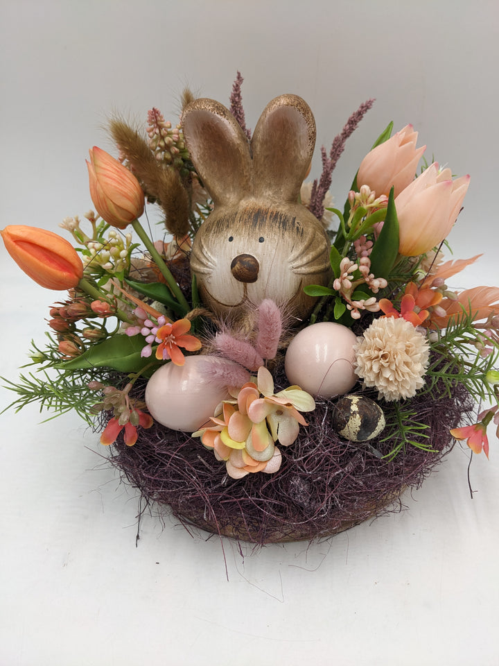 Ostergesteck Frühlingsgesteck Hase Gräser Tulpen apricote