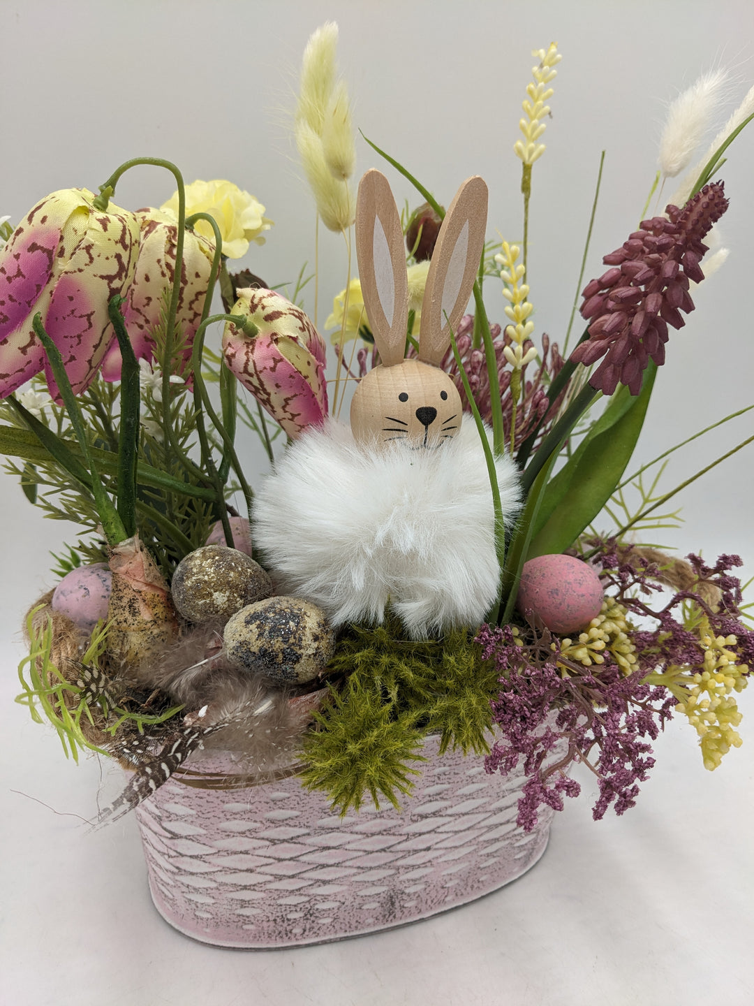 Ostergesteck Frühlingsgesteck Hase Hyazinthen rosa gelb