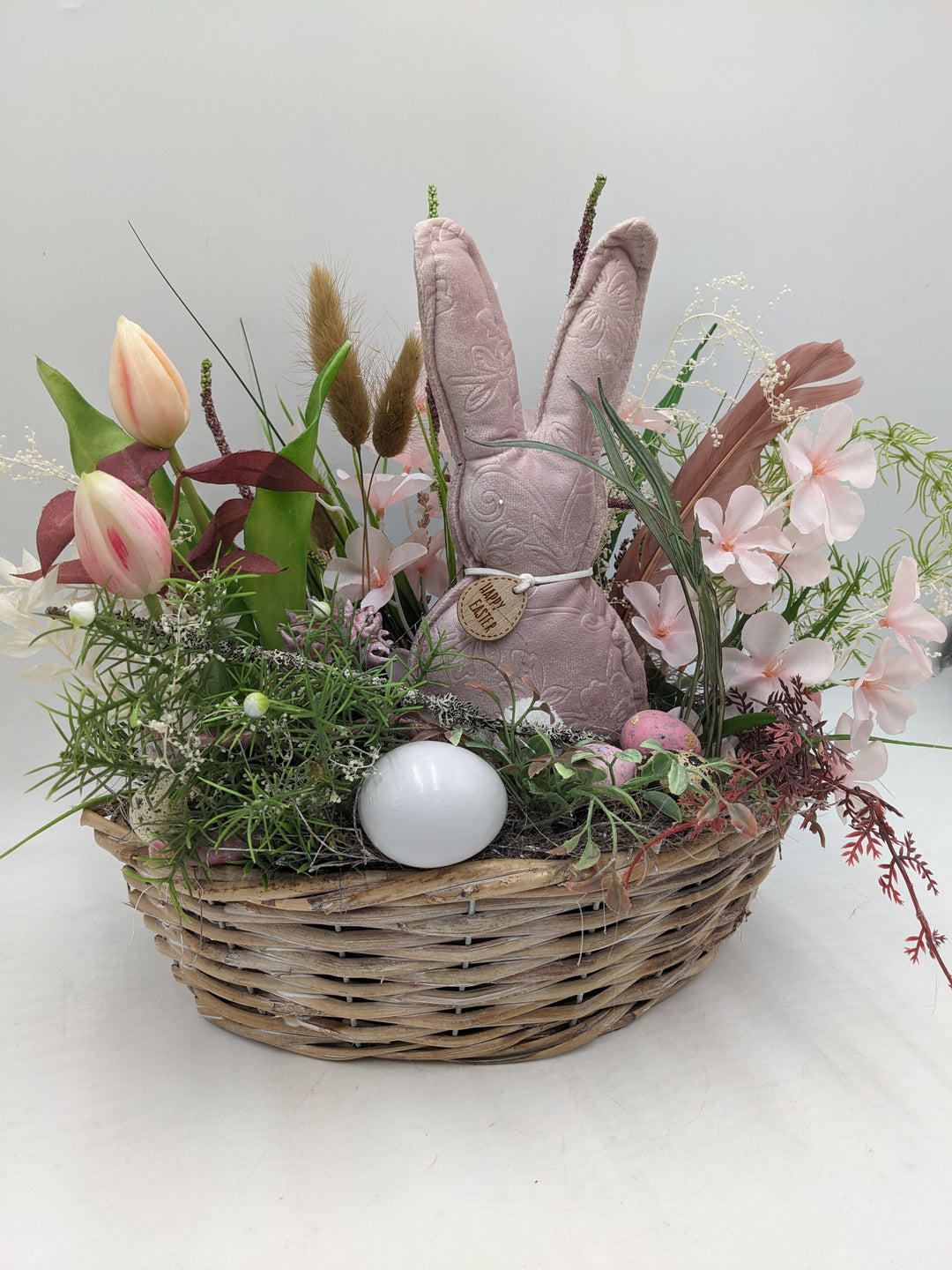 Ostergesteck Frühlingsgesteck Gräser Tulpen Hase rosa