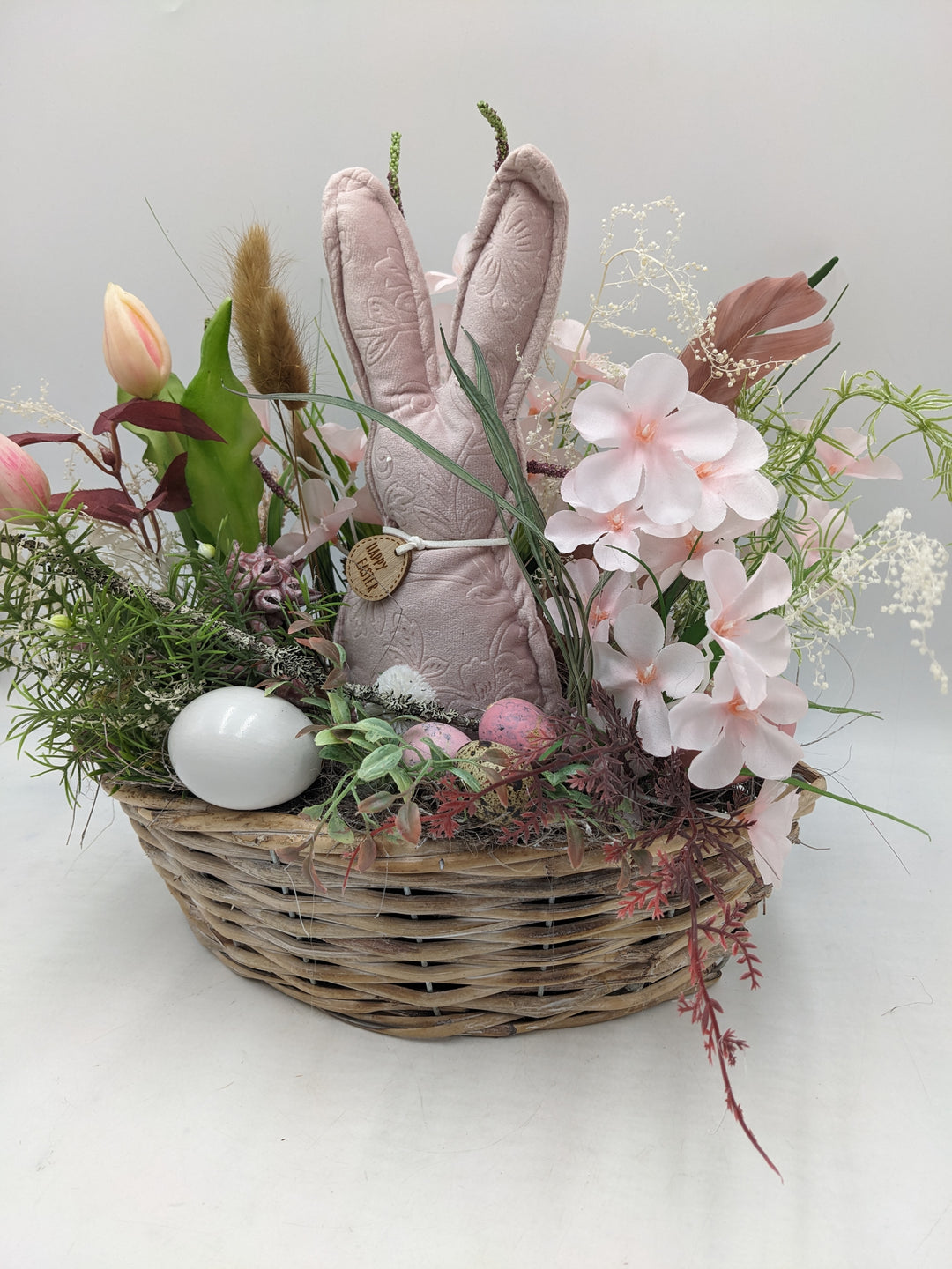 Ostergesteck Frühlingsgesteck Gräser Tulpen Hase rosa