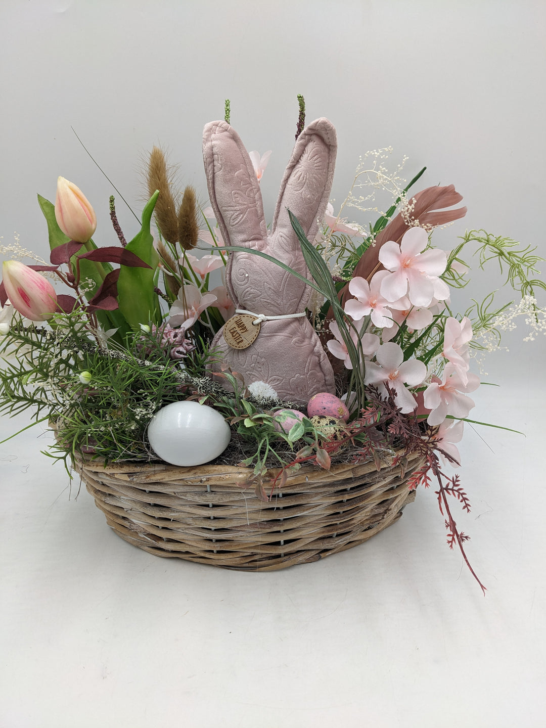 Ostergesteck Frühlingsgesteck Gräser Tulpen Hase rosa