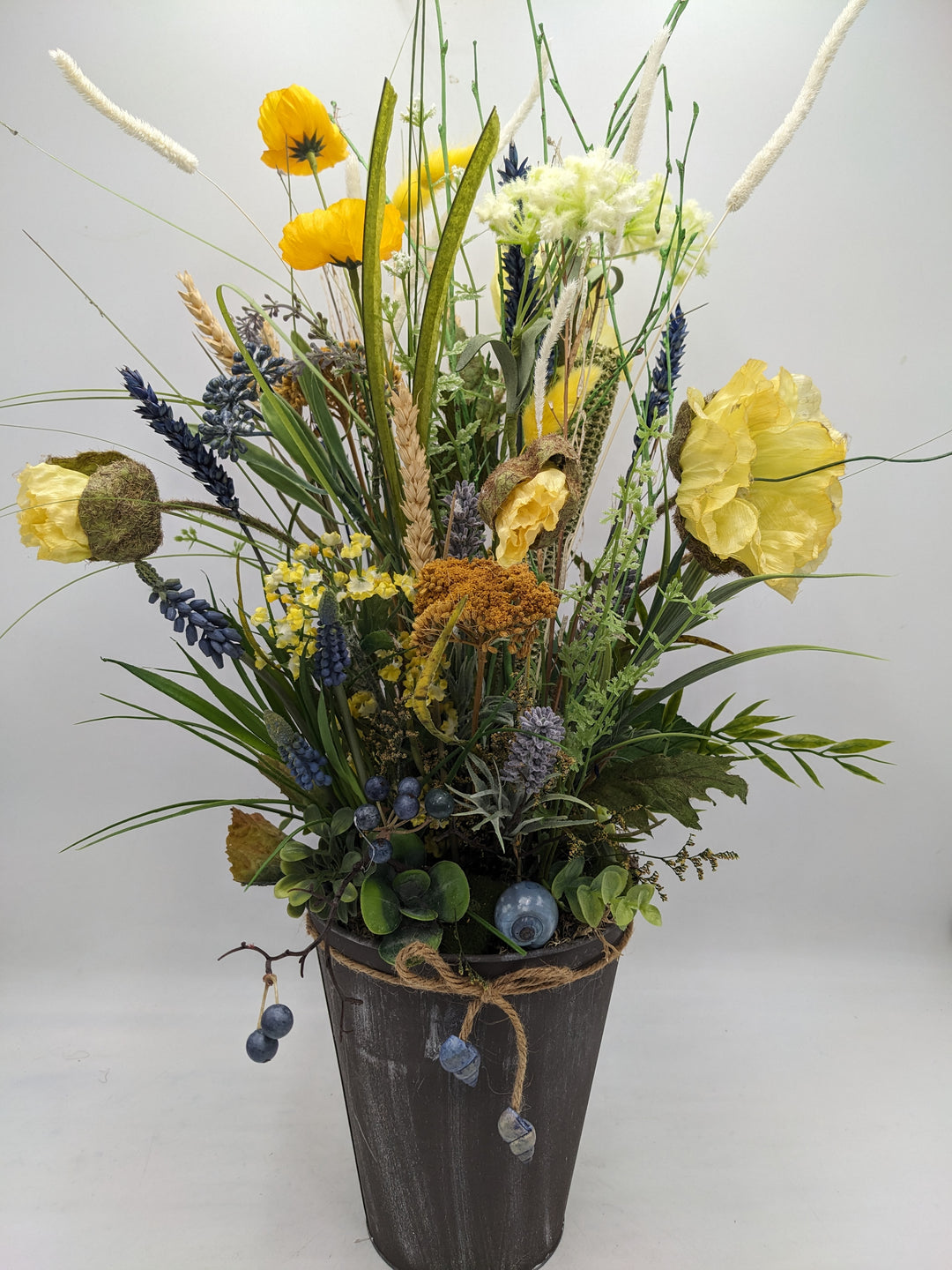 Frühlingsgesteck Gräser Hyazinthen gelb blau