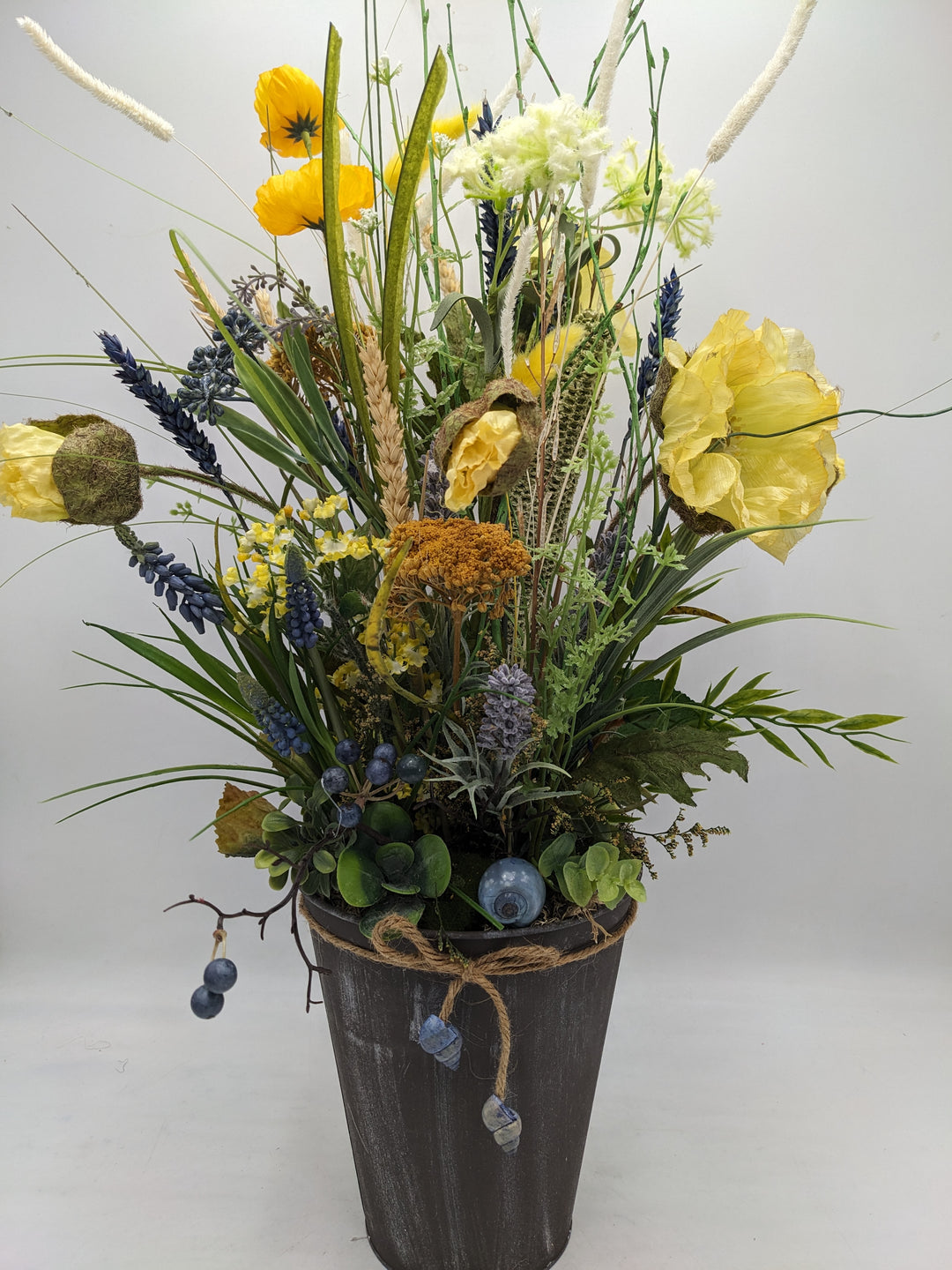 Frühlingsgesteck Gräser Hyazinthen gelb blau