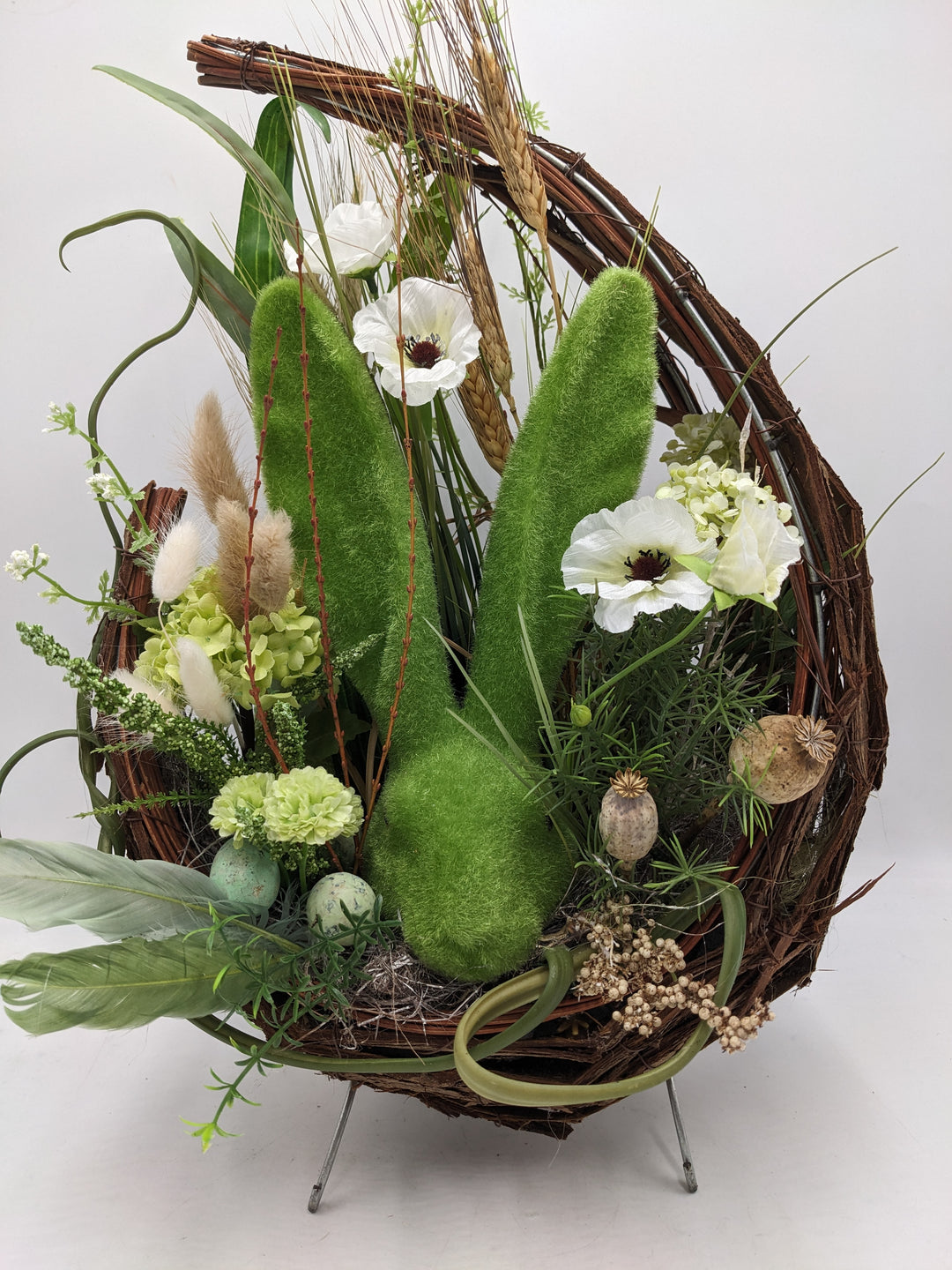 Ostergesteck Frühlingsgesteck Hase Gräser grün weiss