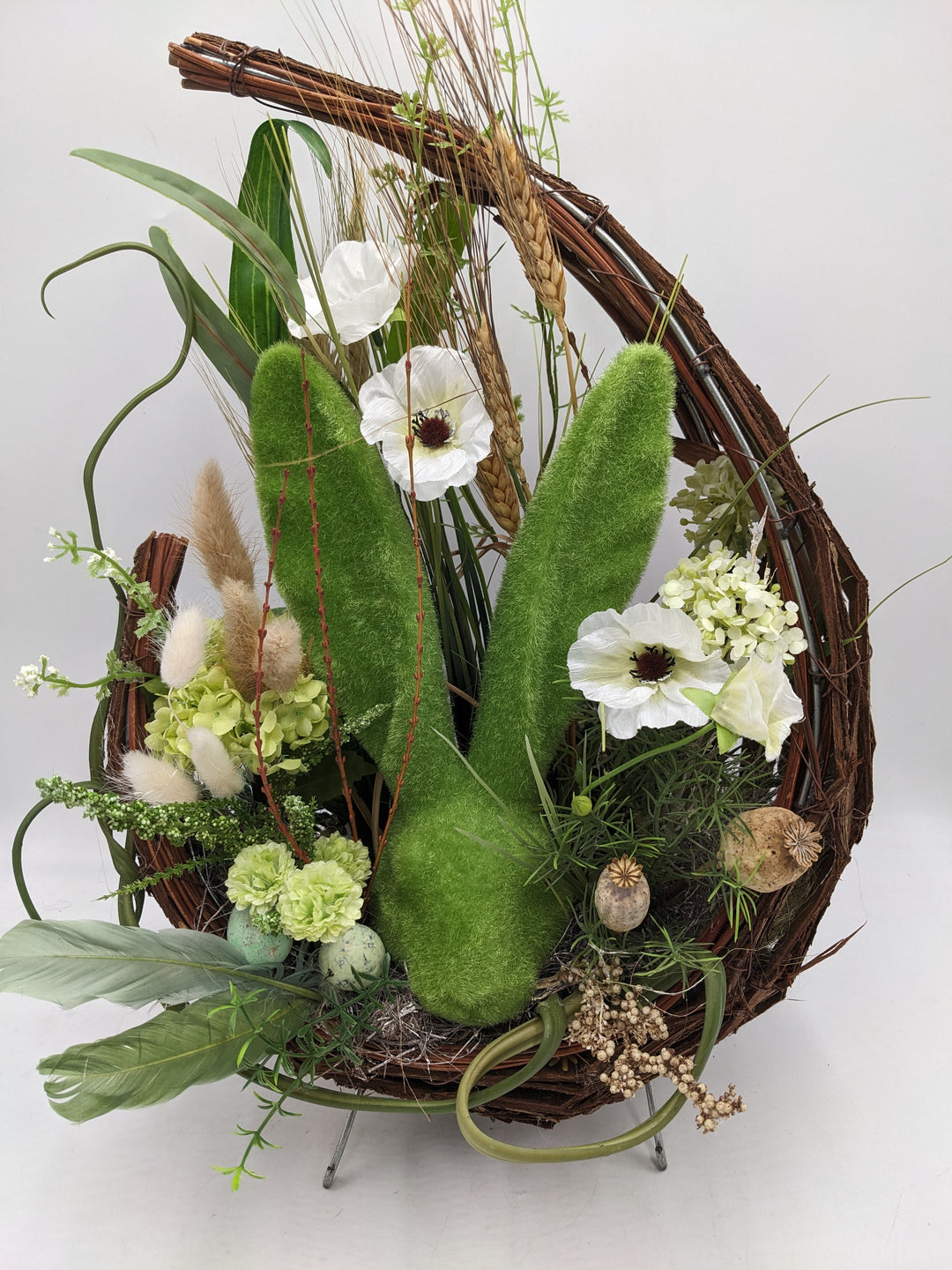 Ostergesteck Frühlingsgesteck Hase Gräser grün weiss