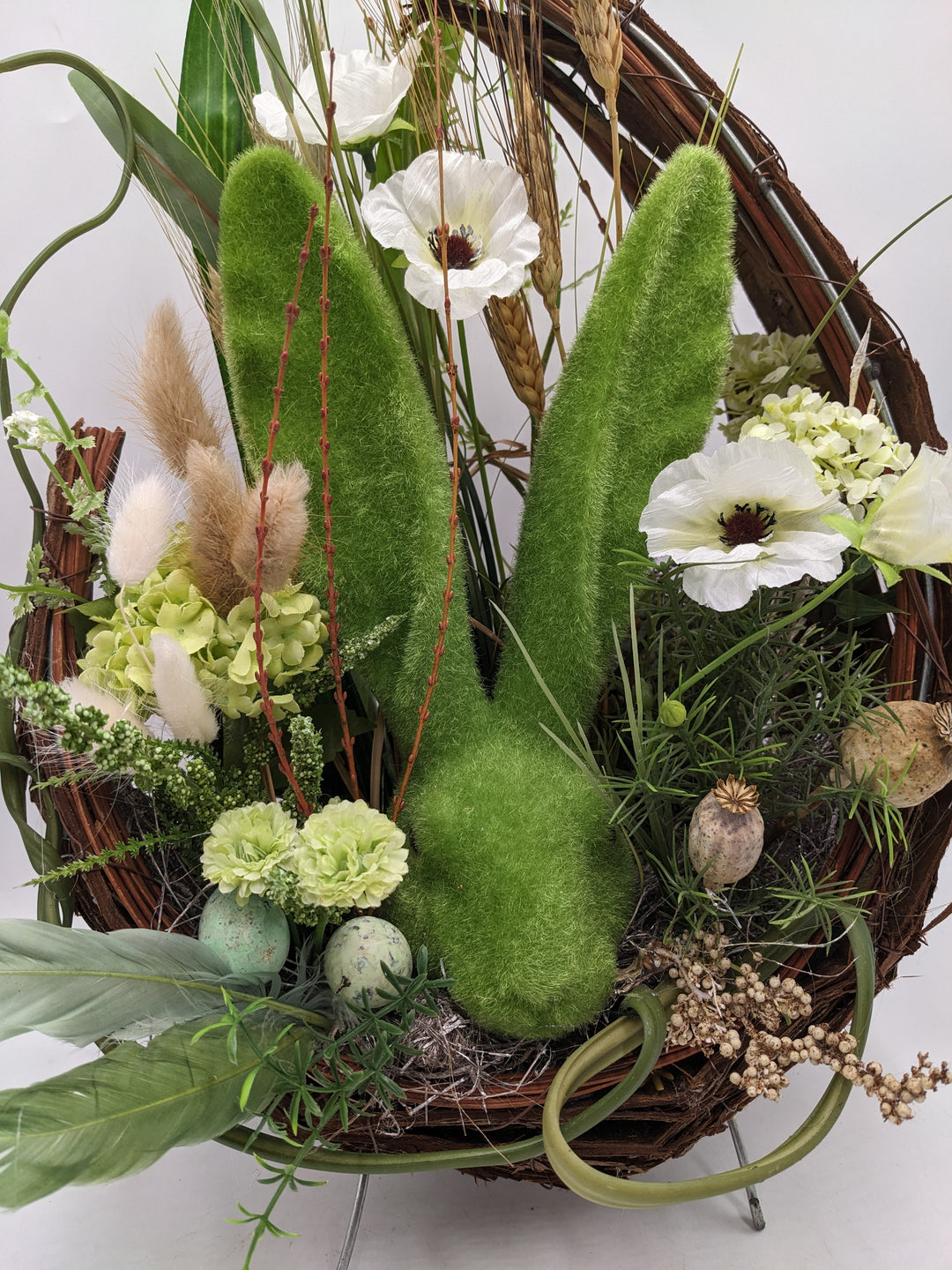 Ostergesteck Frühlingsgesteck Hase Gräser grün weiss