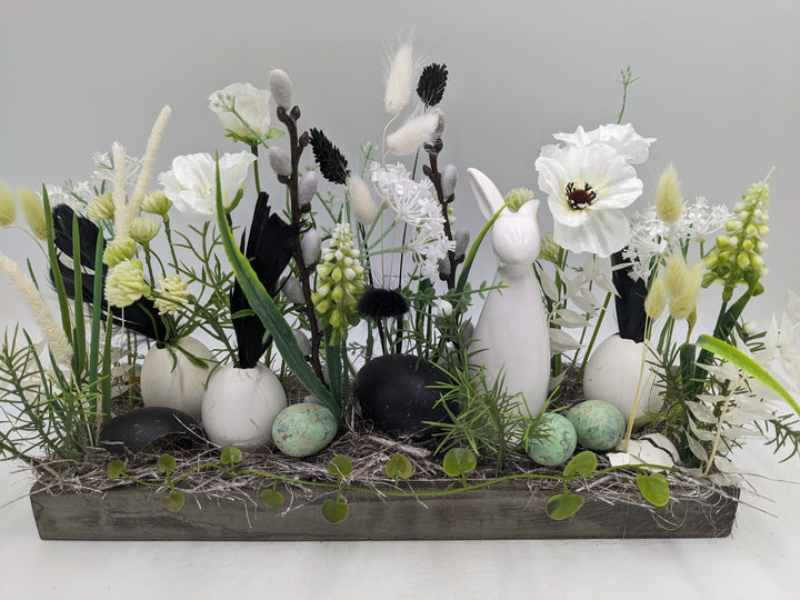 Ostergesteck Frühlingsgesteck Hase Gräser schwarz weiss