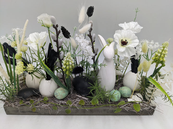 Ostergesteck Frühlingsgesteck Hase Gräser schwarz weiss