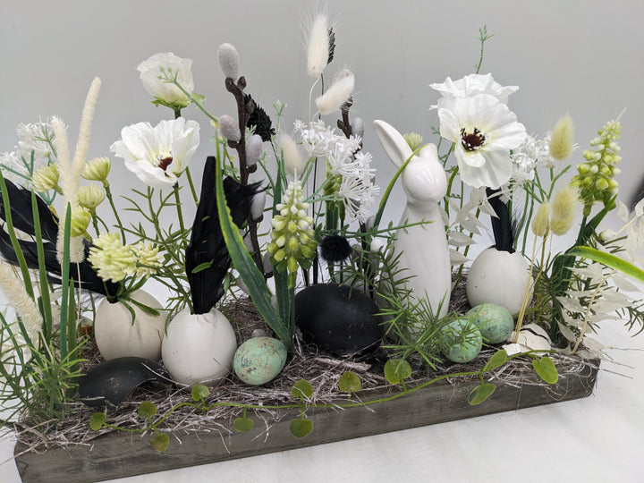 Ostergesteck Frühlingsgesteck Hase Gräser schwarz weiss