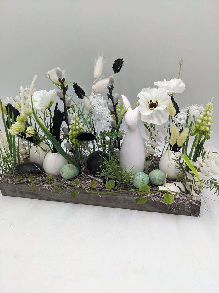 Ostergesteck Frühlingsgesteck Hase Gräser schwarz weiss